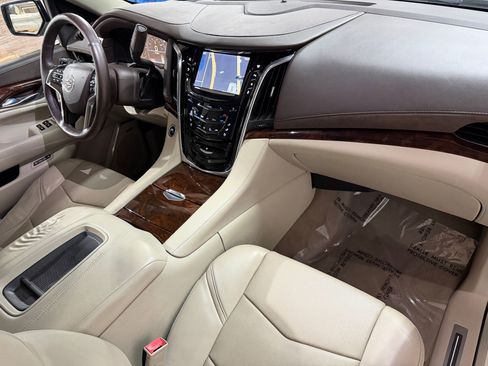 Used 2015 Cadillac Escalade Luxury AWD/4WD image 47