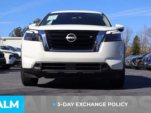 Used 2025 Nissan Pathfinder SV FWD image 4