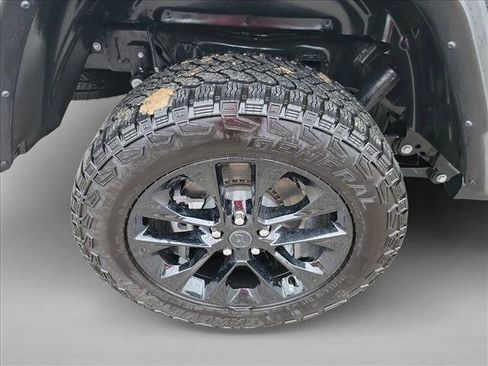 Used 2025 Jeep Gladiator Sport image 11