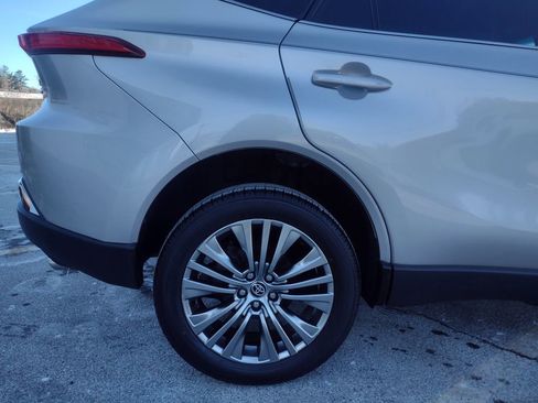 Used 2021 Toyota Venza XLE image 8