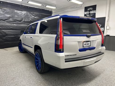 Used 2017 Cadillac Escalade ESV Premium Luxury image 3