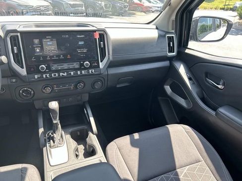 Used 2025 Nissan Frontier SV AWD/4WD image 16