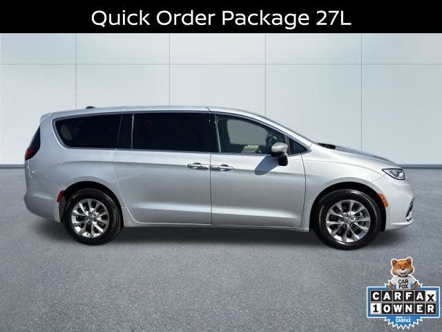 Used 2023 Chrysler Pacifica Touring-L AWD/4WD image 2