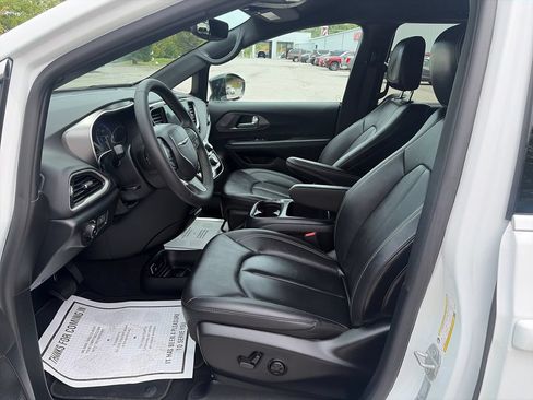 Used 2026 Chrysler Pacifica Select FWD image 10