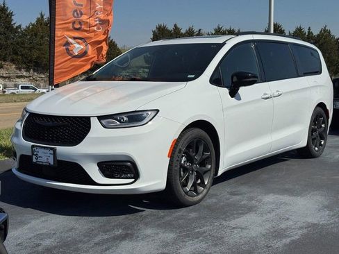 Used 2025 Chrysler Pacifica Limited image 10