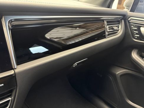 Certified 2024 Porsche Macan AWD/4WD image 34