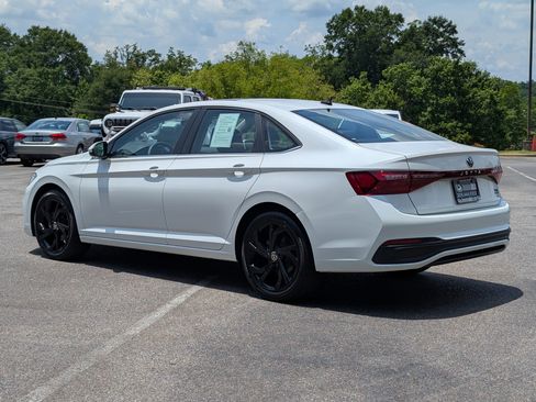 Used 2025 Volkswagen Jetta SE w/ Sunroof Package FWD image 7