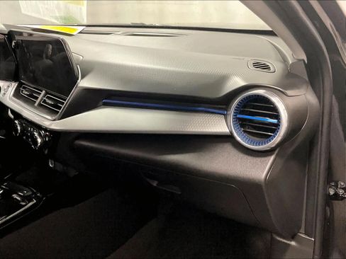 Used 2025 Chevrolet Trax LT w/ LT Convenience Package image 13