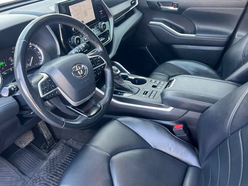 Used 2023 Toyota Highlander XLE AWD/4WD image 7