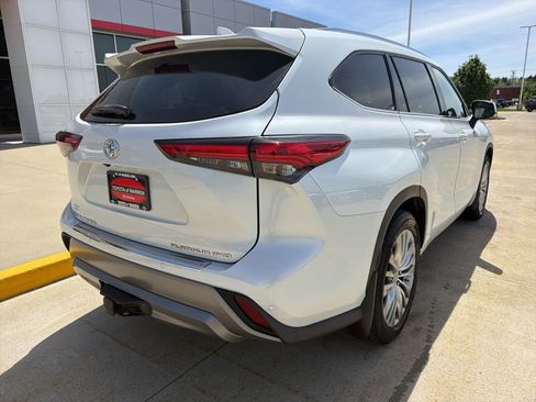 Used 2022 Toyota Highlander Platinum AWD/4WD image 4