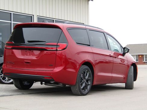 New 2026 Chrysler Pacifica Select w/ S Appearance Package image 3