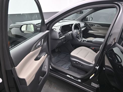 Certified 2025 Chevrolet Traverse LT image 12