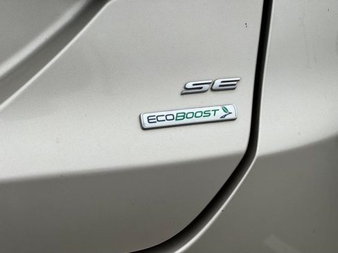 Used 2017 Ford Fusion SE w/ Fusion SE Technology Package FWD image 4