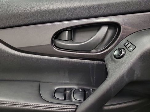 Used 2019 Nissan Rogue S image 20