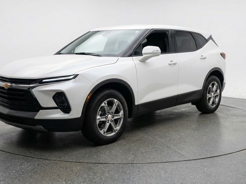 Used 2025 Chevrolet Blazer LT FWD image 3