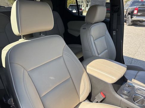 Used 2023 Chevrolet Traverse Premier image 32
