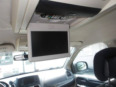 Used 2014 Chrysler Town & Country Touring FWD image 16