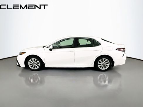 Used 2023 Toyota Camry SE FWD image 6