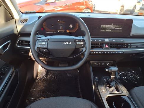 Used 2025 Kia K4 LXS image 12