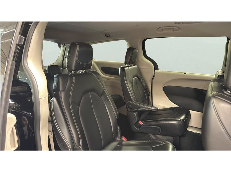 Used 2024 Chrysler Pacifica Touring-L FWD image 23