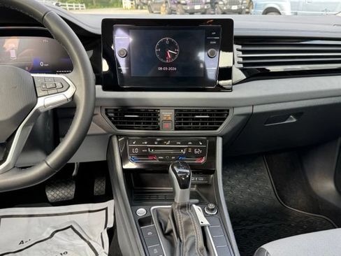 Certified 2025 Volkswagen Jetta SE FWD image 14