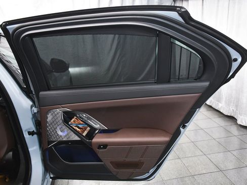 Used 2024 BMW i7 xDrive60 image 16