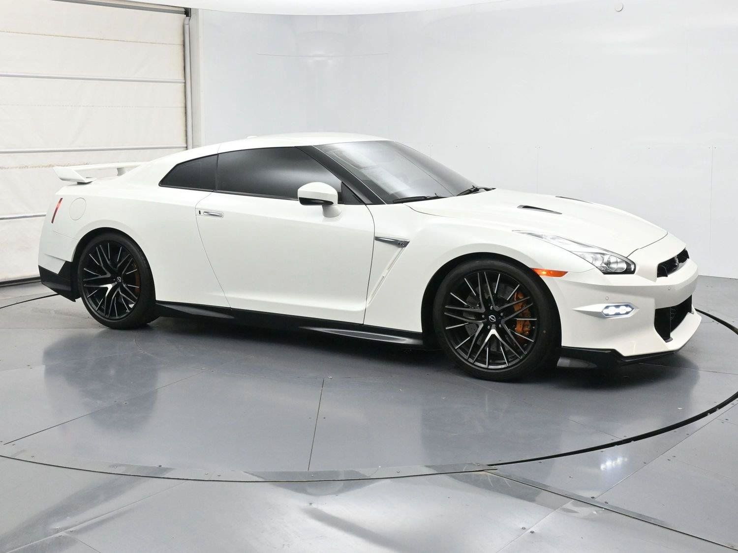Certified 2024 Nissan GT-R Premium w/ Premium Interior Package AWD/4WD image 32