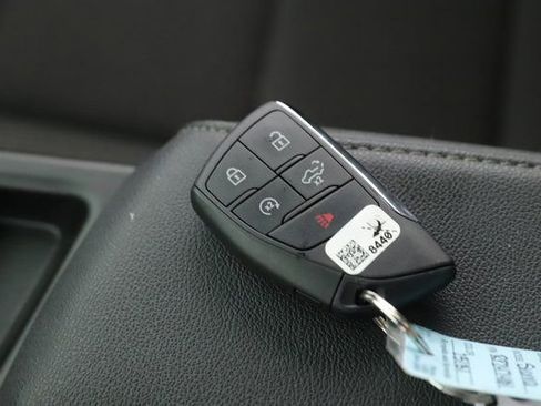 Used 2024 GMC Sierra 3500 SLE w/ SLE Convenience Package image 3