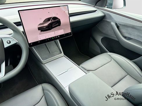Used 2026 Tesla Model Y 2WD image 30
