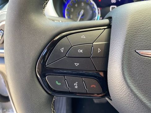 Used 2025 Chrysler Pacifica Limited FWD image 20