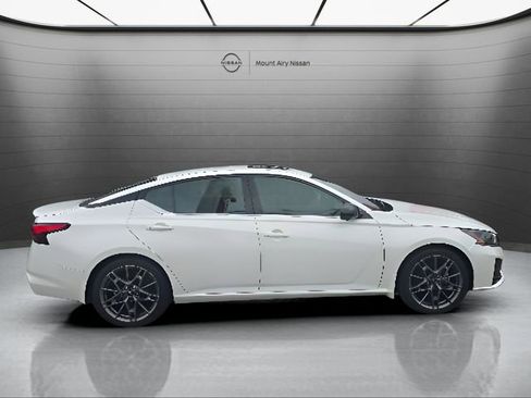 Certified 2023 Nissan Altima 2.0 SR FWD image 3