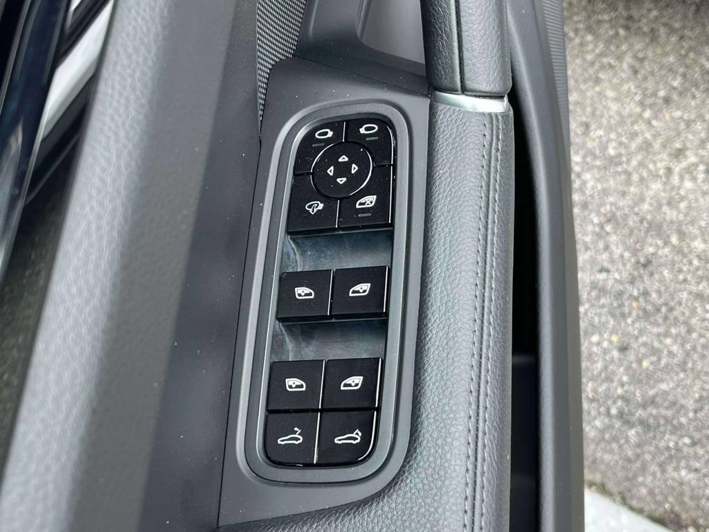 Used 2021 Porsche Cayenne AWD/4WD image 25