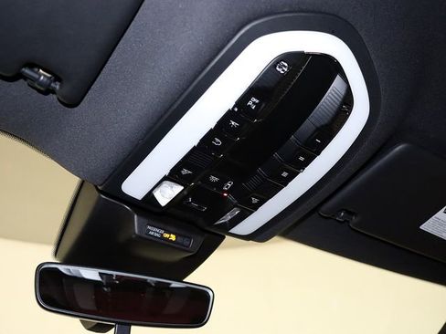 Used 2020 Porsche Macan image 23