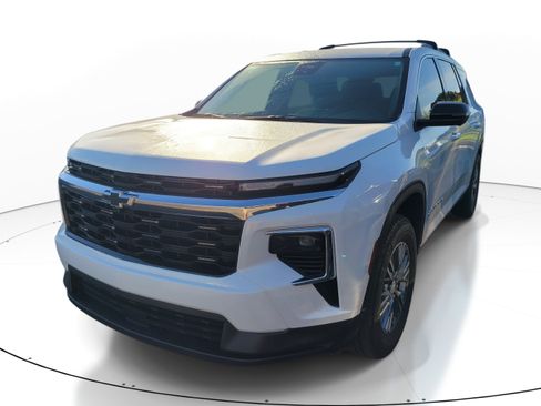 Used 2025 Chevrolet Traverse LT w/ Driver Confidence Package FWD image 3