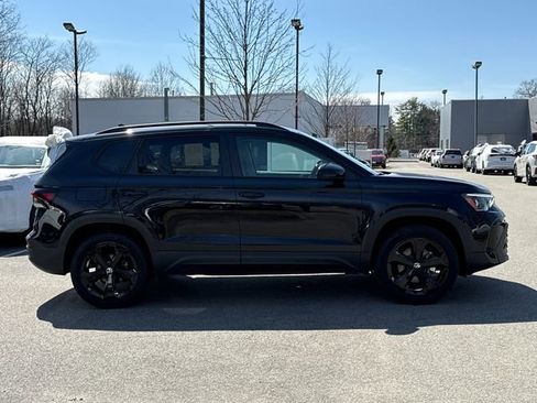 Certified 2025 Volkswagen Taos SE image 3