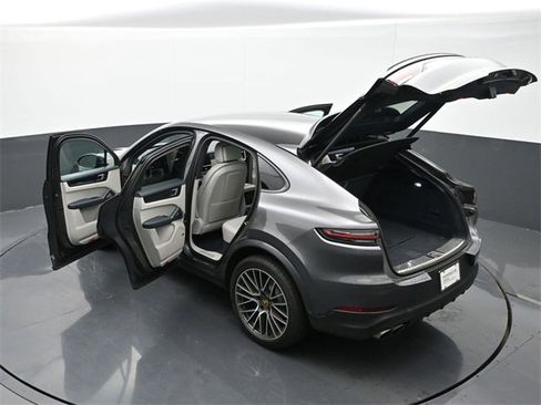 Used 2022 Porsche Cayenne S image 35