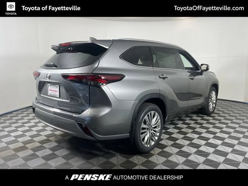 Used 2026 Toyota Highlander Platinum AWD/4WD image 5