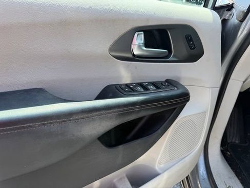 Used 2020 Chrysler Pacifica Touring-L FWD image 5
