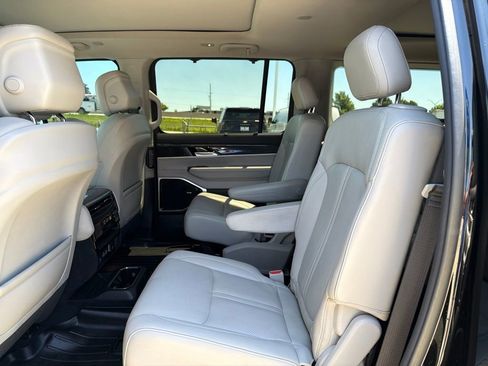 Used 2022 Jeep Wagoneer Series III w/ Premium Group I AWD/4WD image 16