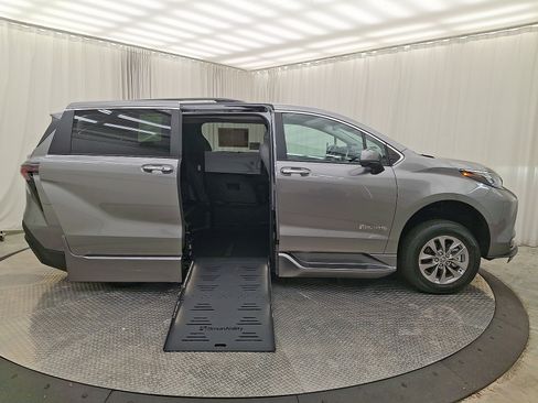 Used 2026 Toyota Sienna XLE FWD image 21