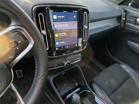 Used 2022 Volvo XC40 P8 Recharge Plus image 12
