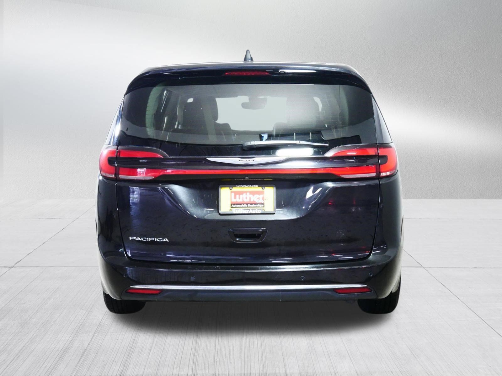 Used 2023 Chrysler Pacifica Touring-L FWD image 6