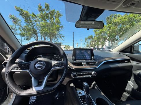 Used 2025 Nissan Altima 2.5 SV FWD image 33