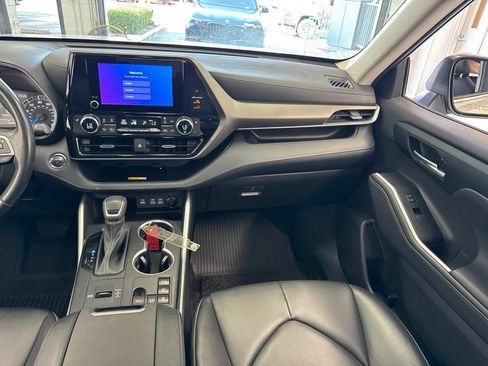 Used 2023 Toyota Highlander XLE AWD/4WD image 49