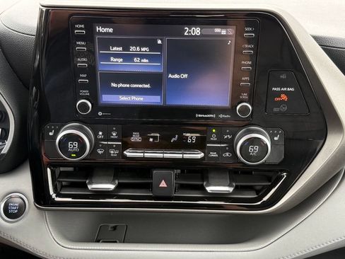 Used 2021 Toyota Highlander XLE AWD/4WD image 34
