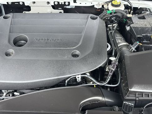 Certified 2026 Volvo XC40 B5 Plus AWD/4WD image 32