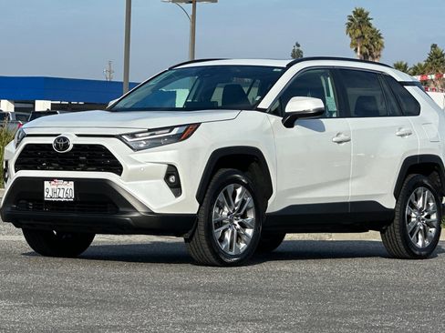 Used 2023 Toyota RAV4 XLE Premium image 9