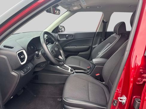 Certified 2024 Hyundai Venue Limited FWD image 17