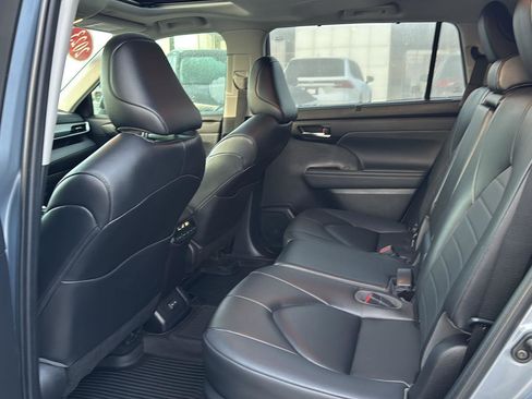Used 2023 Toyota Highlander XLE image 9