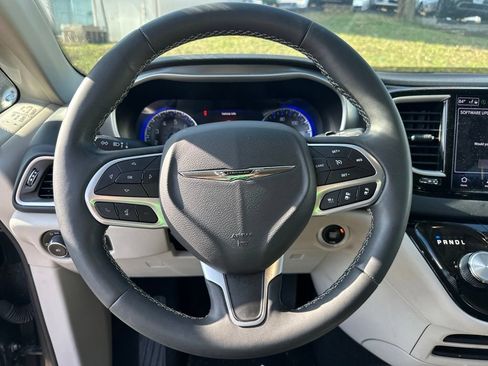 Used 2023 Chrysler Pacifica Touring-L FWD image 41